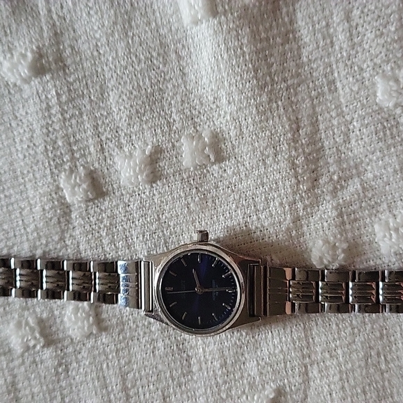 Ladies Watch,Script Stainless Steel,very Nice! EUC,only needs battery - Picture 3 of 7